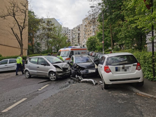 FOTO. Accident între două ȘOFERIȚE într-o intersecție din Cluj-Napoca! O tânără, transportată URGENT la spital